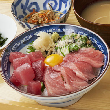 天然まぐろの赤身と中トロ丼